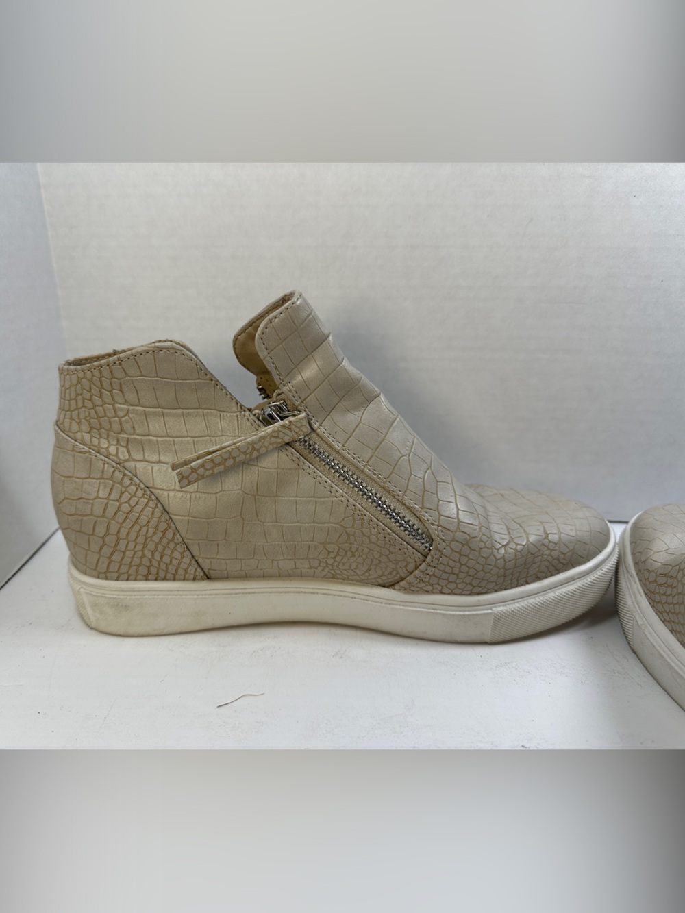 Steve Madden Women’s Beige Croc-Embossed Zip Sneaker Boot Size 8 - Picture 6 of 9